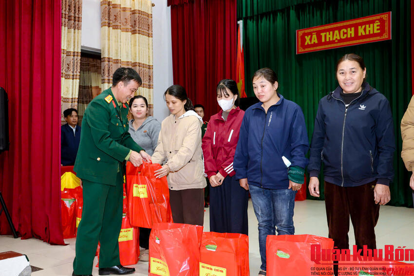 Quân ủy Trung ương - Bộ Quốc phòng trao tặng 1.000 suất quà tại tỉnh Hà Tĩnh