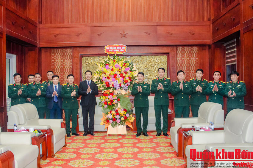 Tỉnh Thanh Hóa thăm, chúc mừng Lực lượng vũ trang Quân khu 4