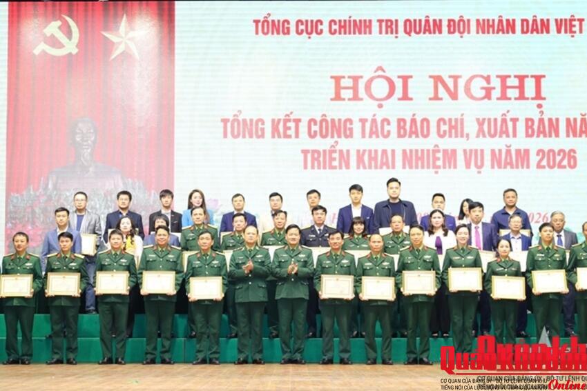 Đại tá Hồ Công Lĩnh đón nhận Bằng khen của Bộ trưởng Bộ Quốc phòng