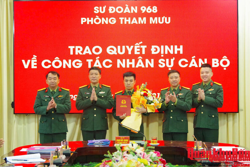 Trao quyết định điều động, bổ nhiệm Chỉ huy trưởng Ban CHQS xã, phường, đặc khu