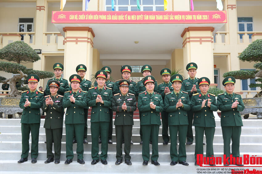 Quân khu 4 chúc Tết Đồn Biên phòng Cửa khẩu Quốc tế Na Mèo, tỉnh Thanh Hóa