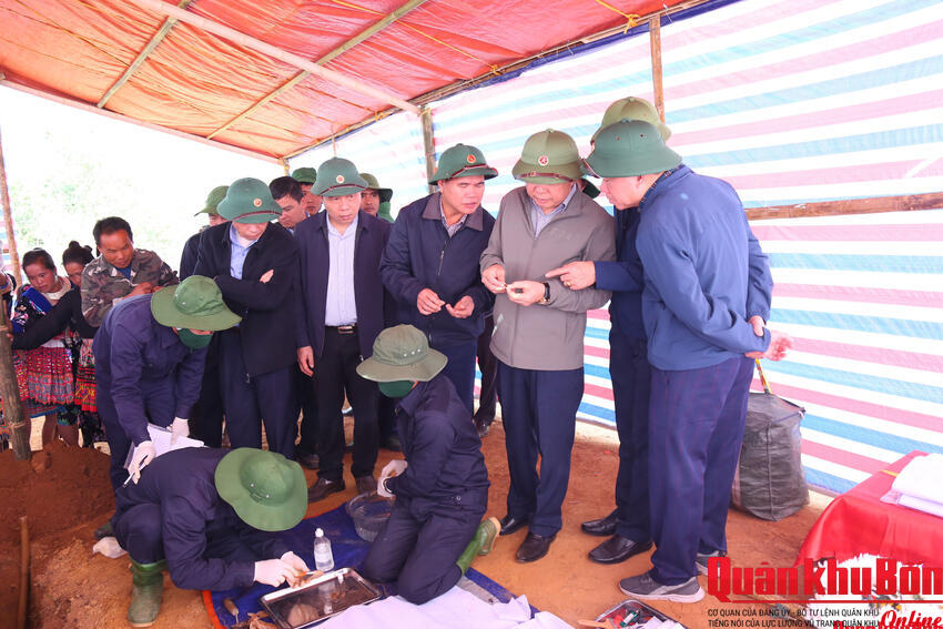 Ban Chỉ đạo 515 Quân khu 4 kiểm tra công tác tìm kiếm, quy tập hài cốt liệt sĩ tại tỉnh Hủa Phăn (Lào)