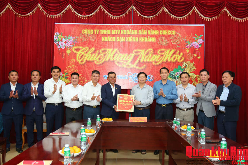 Quân khu 4 chúc Tết cán bộ, nhân viên Khách sạn và Văn phòng đại diện Xiêng Khoảng