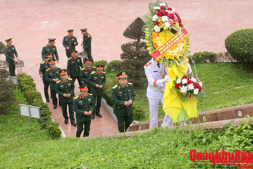 Thiếu tướng Ngô Nam Cường, Phó Tư lệnh Quân khu 4 tri ân các anh hùng liệt sĩ tại Quảng Trị