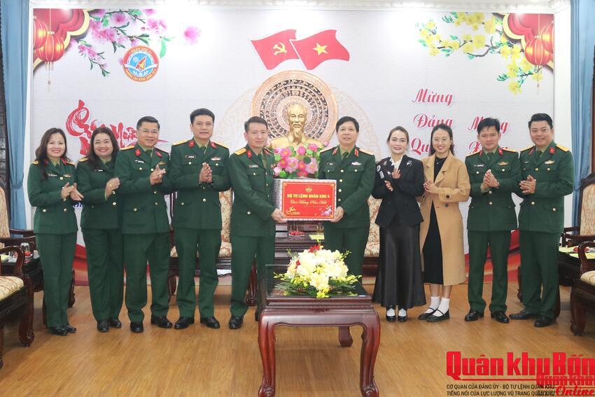 Thiếu tướng Lê Văn Trung, Phó Chính ủy Quân khu 4 thăm, chúc Tết Trường Cao đẳng Nghề số 4