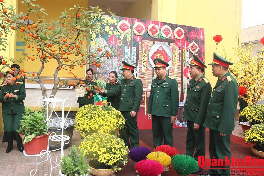 Đại tá Nguyễn Kỳ Hồng kiểm tra, chúc Tết các đơn vị nhân dịp Xuân Bính Ngọ 2026