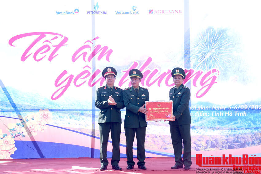 “Tết ấm yêu thương” đến với đồng bào xã Hương Khê