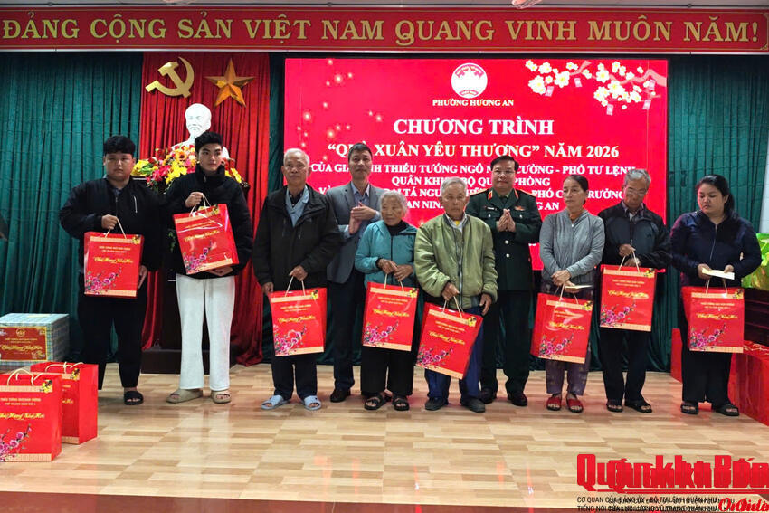 Trao tặng 50 suất quà Tết trên địa bàn phường Hương An, thành phố Huế