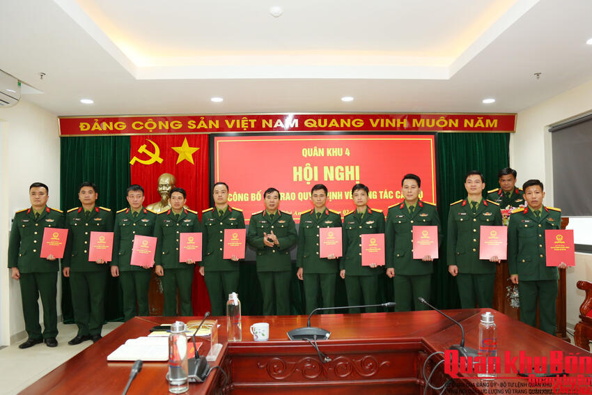 Quân khu 4 trao quyết định công tác cán bộ