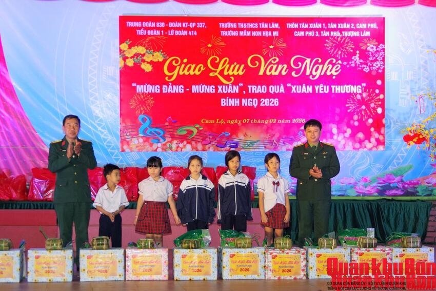 Trung đoàn 830, Đoàn Kinh tế – Quốc phòng 337: Trao quà tặng học sinh có hoàn cảnh khó khăn