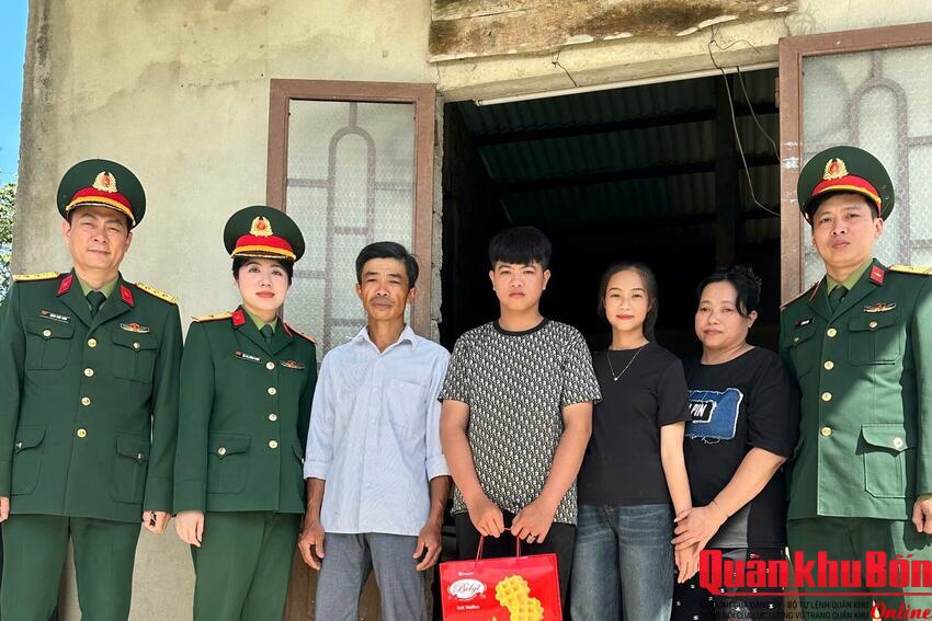 Ban Chỉ huy Phòng thủ khu vực 4 - Triệu Phong (tỉnh Quảng Trị) thăm, tặng quà gia đình thanh niên nhập ngũ