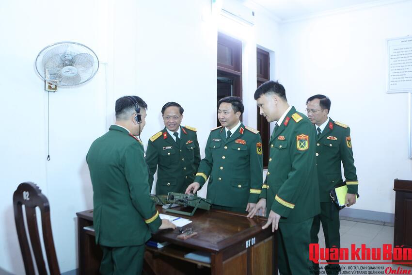 Thiếu tướng Đoàn Xuân Bường kiểm tra, chúc Tết lực lượng trực sẵn sàng chiến đấu