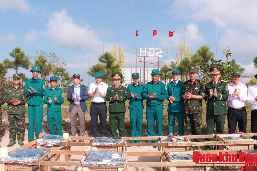 Bộ Chỉ huy Quân sự thành phố Huế kiểm tra, động viên lực lượng bắn pháo hoa