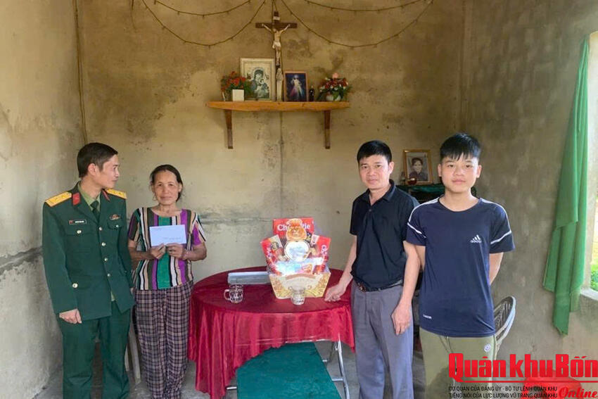 Ban Chỉ huy Quân sự xã Hương Đô: Tặng quà gia đình quân nhân đang tại ngũ và công dân trúng tuyển nghĩa vụ quân sự.