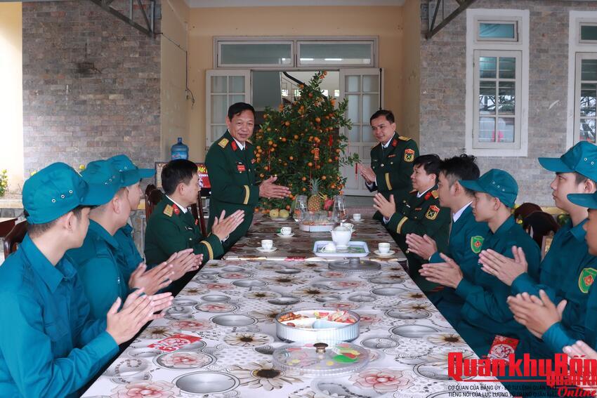 Bộ Chỉ huy Quân sự thành phố Huế: Dâng hương tượng đài Hoàng đế Quang Trung và chúc Tết các đơn vị