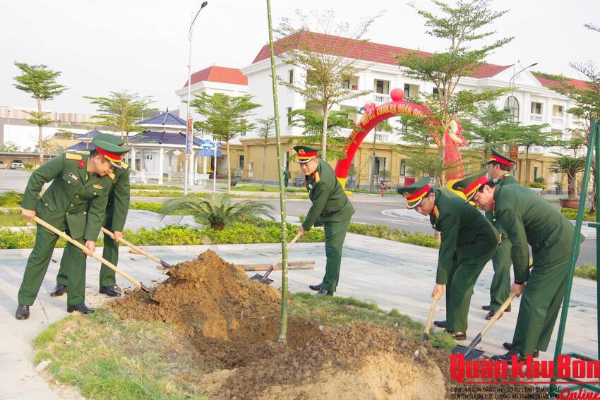 Bộ Chỉ huy Quân sự thành phố Huế trồng hơn 8.000 cây xanh