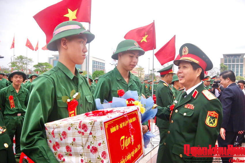 Thiếu tướng Lê Văn Trung, Phó Chính ủy Quân khu 4 dự, chỉ đạo Lễ giao, nhận quân tại tỉnh Quảng Trị