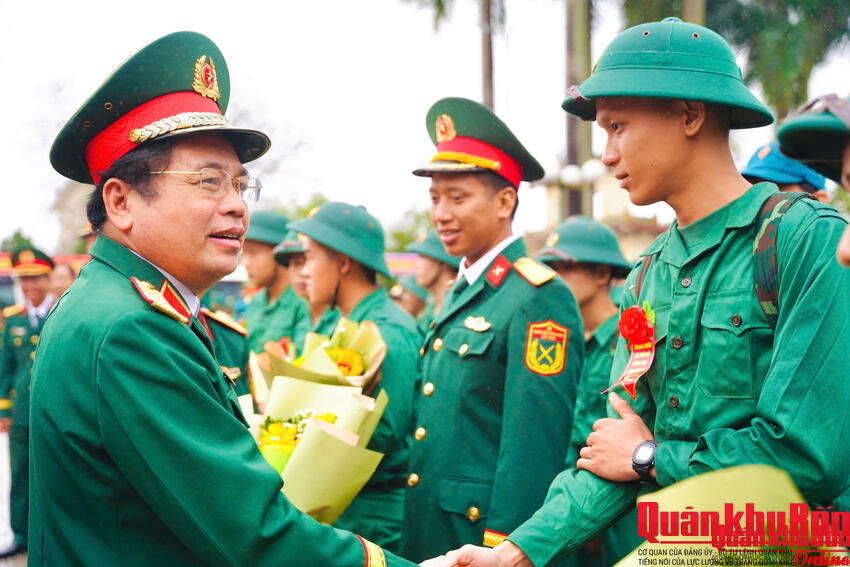 Thanh niên thành phố Huế hăng hái lên đường bảo vệ Tổ quốc