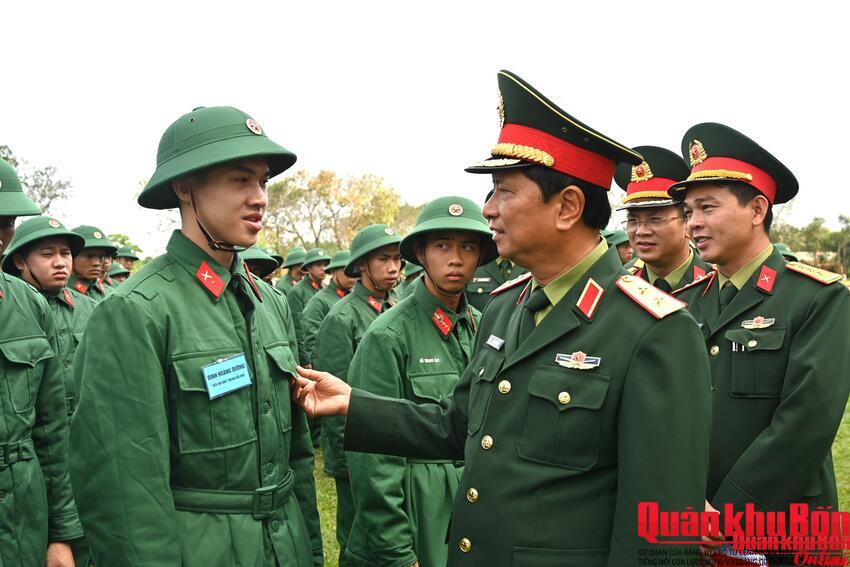 Trung tướng Hà Thọ Bình, Tư lệnh Quân khu 4 thăm, động viên chiến sĩ mới.