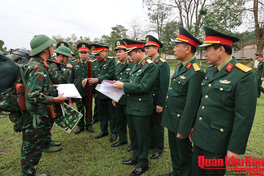 Thiếu tướng Đoàn Xuân Bường, Chính ủy Quân khu 4 kiểm tra công tác chuẩn bị bầu cử tại Sư đoàn 324 và Bộ Chỉ huy Quân sự tỉnh Hà Tĩnh