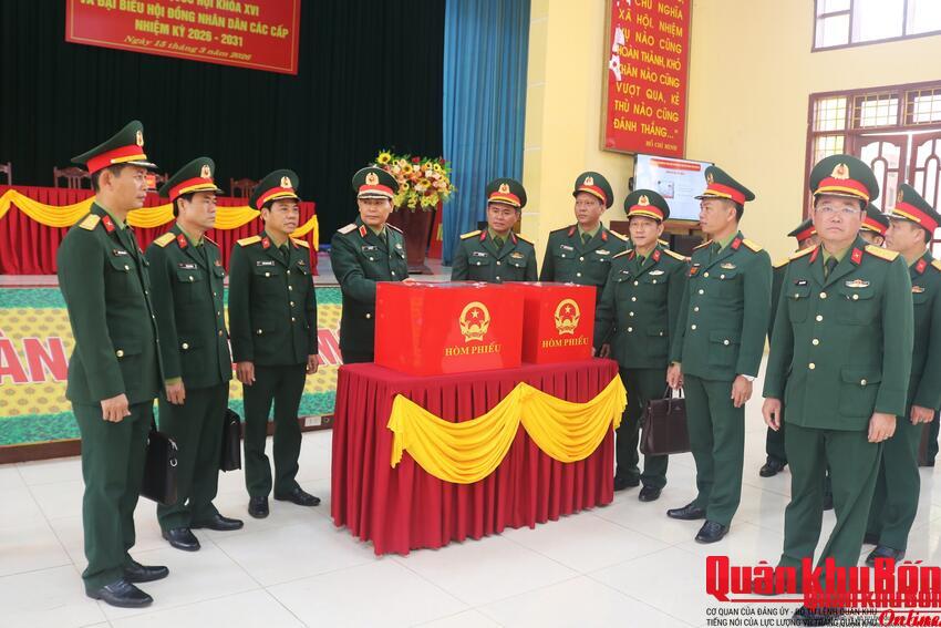 Thiếu tướng Lê Văn Vỹ kiểm tra công tác chuẩn bị bầu cử tại các đơn vị trên địa bàn tỉnh Thanh Hóa