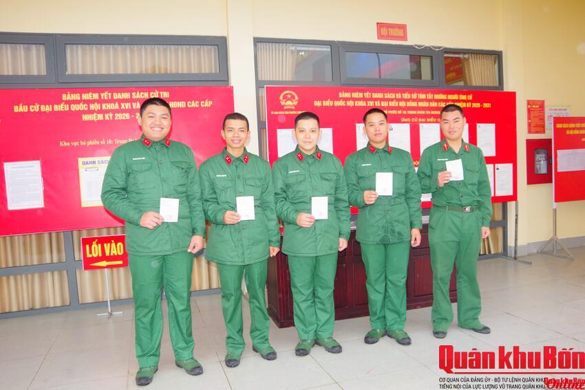 Cử tri Trung đoàn 764, Đảo Hòn Mắt và Đảo Hòn Ngư (Nghệ An) hoàn thành công tác bầu cử