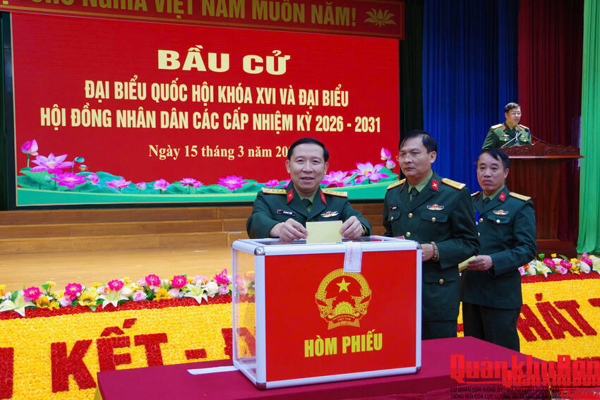 Lực lượng vũ trang Hà Tĩnh tham gia bầu cử với tinh thần trách nhiệm cao, đúng quy định của pháp luật.