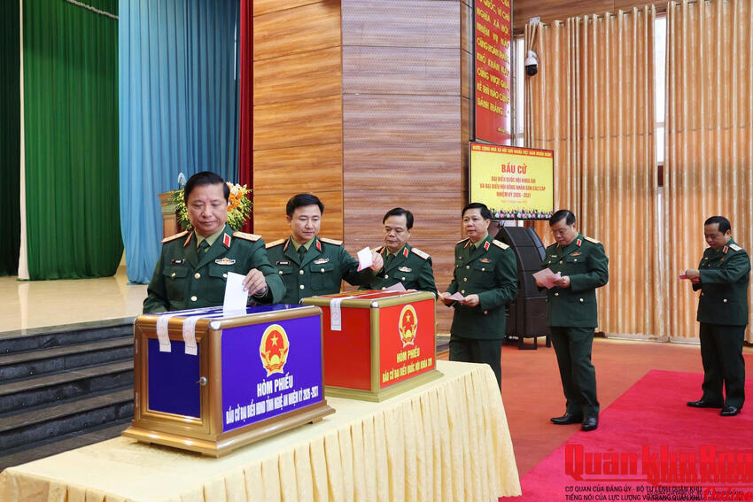 Thủ trưởng Bộ Tư lệnh Quân khu 4 bỏ phiếu bầu cử tại phường Trường Vinh, tỉnh Nghệ An