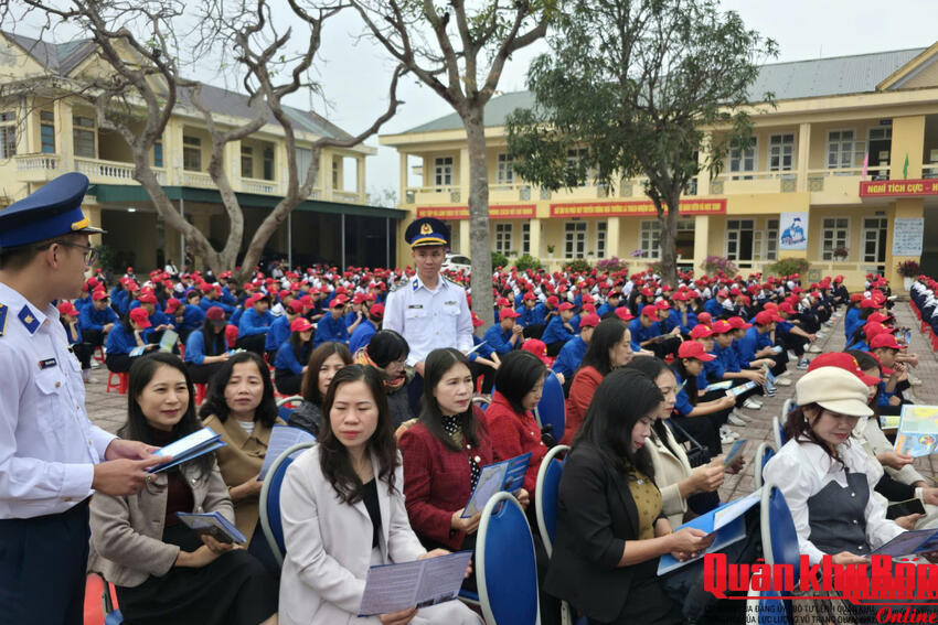 Hải đội 102 tuyên truyền biển đảo cho hơn 1.000 giáo viên, học sinh