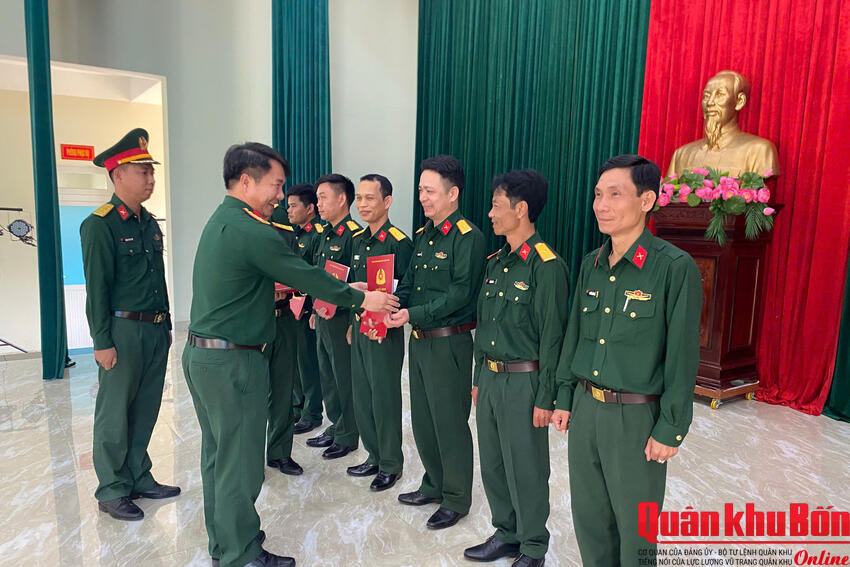 Bộ Chỉ huy Quân sự tỉnh Quảng Trị tổ chức hội nghị công bố, trao quyết định thăng quân hàm sĩ quan dự bị vào phục vụ tại ngũ năm 2026