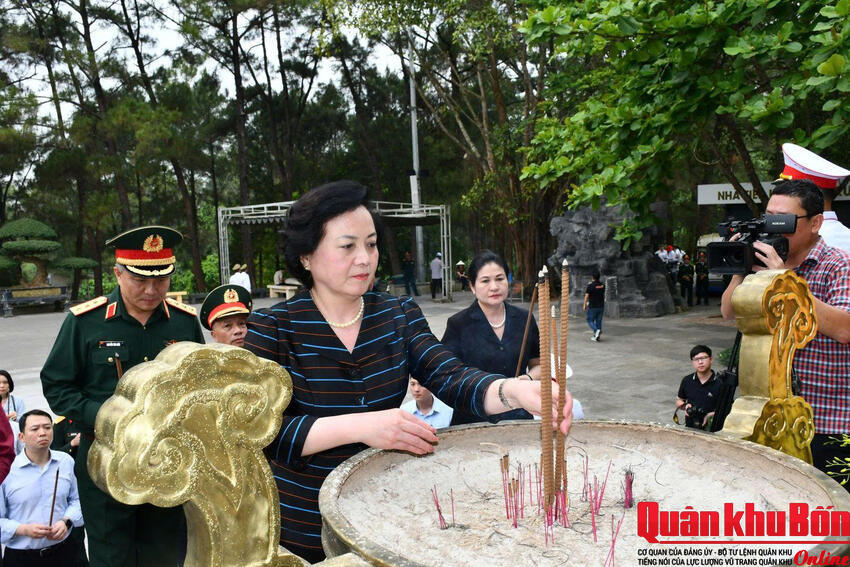 Phó Thủ tướng Phạm Thị Thanh Trà tri ân các Anh hùng liệt sĩ tại Quảng Trị