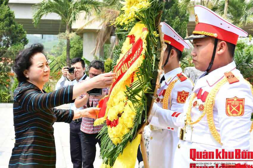 Phó Thủ tướng Chính phủ Phạm Thị Thanh Trà dâng hương tưởng niệm các anh hùng liệt sĩ tại Di tích lịch sử quốc gia Bến phà II Long Đại