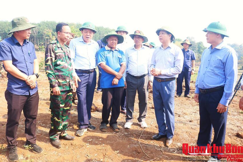 Thiếu tướng Lê Văn Trung kiểm tra công tác quy tập tại tỉnh Salavan và Sekong (Lào)