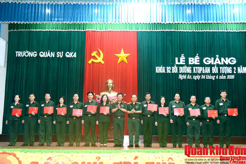 Trường Quân sự Quân khu 4: Bế giảng Khóa 92 bồi dưỡng kiến thức quốc phòng và an ninh đối tượng 2