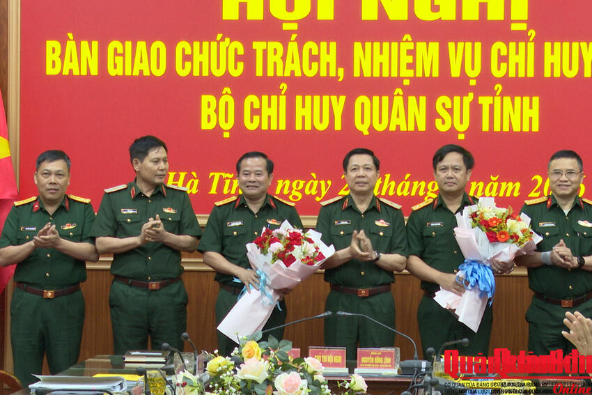 Bàn giao chức trách, nhiệm vụ Chỉ huy trưởng Bộ Chỉ huy Quân sự tỉnh Hà Tĩnh.
