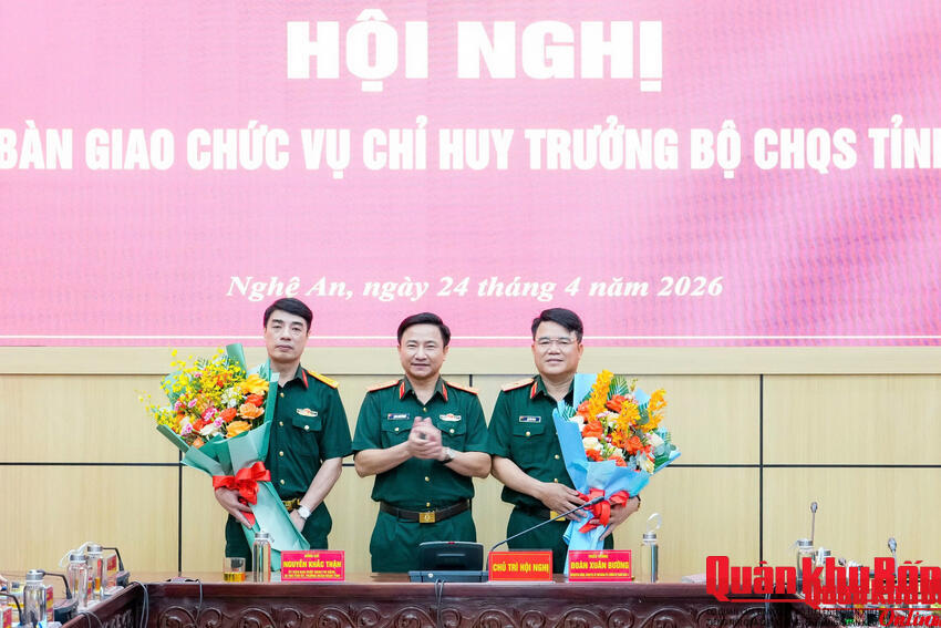 Bàn giao chức vụ Chỉ huy trưởng Bộ Chỉ huy Quân sự tỉnh Nghệ An
