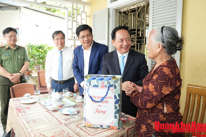 Trưởng Ban Tuyên giáo và Dân vận Trung ương Trịnh Văn Quyết thăm, tặng quà tại Thành phố Huế