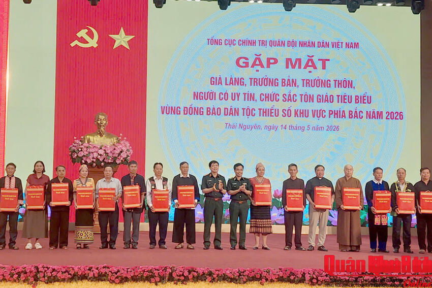 Thiếu tướng Lê Văn Trung, Phó Chính ủy Quân khu 4 dự gặp mặt già làng, trưởng bản, trưởng thôn, người có uy tín, chức sắc tôn giáo tiêu biểu vùng đồng bào dân tộc thiểu số khu vực phía Bắc