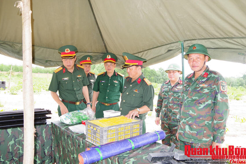 Quân khu 4 kiểm tra công tác chuẩn bị thực hành “3 tiếng nổ” cho chiến sĩ mới tại Sư đoàn 968