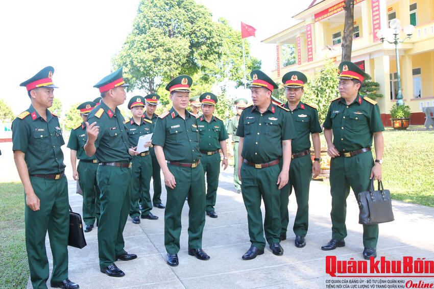 Quân khu 4 kiểm tra công tác chuẩn bị Hội thi “Doanh trại xanh, sạch, đẹp” tại Trung đoàn 19