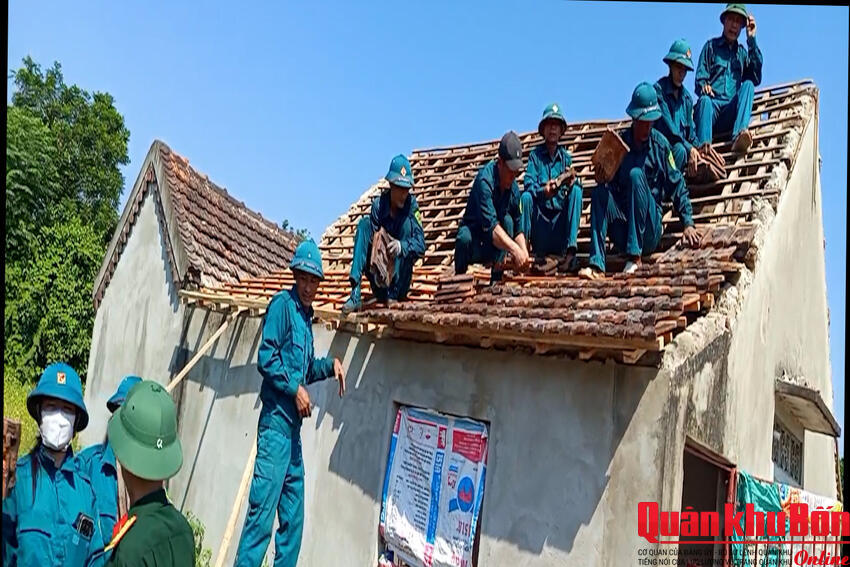 Lực lượng vũ trang xã Bích Hào, sửa chữa nhà giúp cựu chiến binh, con bị người bị nhiễm chất độc da cam