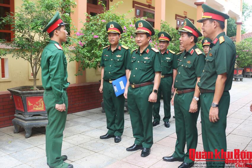Thiếu tướng Đoàn Xuân Bường, Chính ủy Quân khu 4  kiểm tra Sư đoàn 968