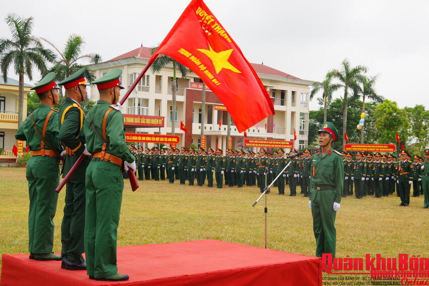 Trung tướng Hà Thọ Bình, Tư lệnh Quân khu 4 dự Lễ tuyên thệ chiến sĩ mới Trung đoàn 841.