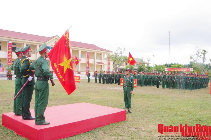Trung đoàn 176 khen thưởng 3 tập thể, 8 cá nhân có thành tích xuất sắc trong huấn luyện chiến sĩ mới