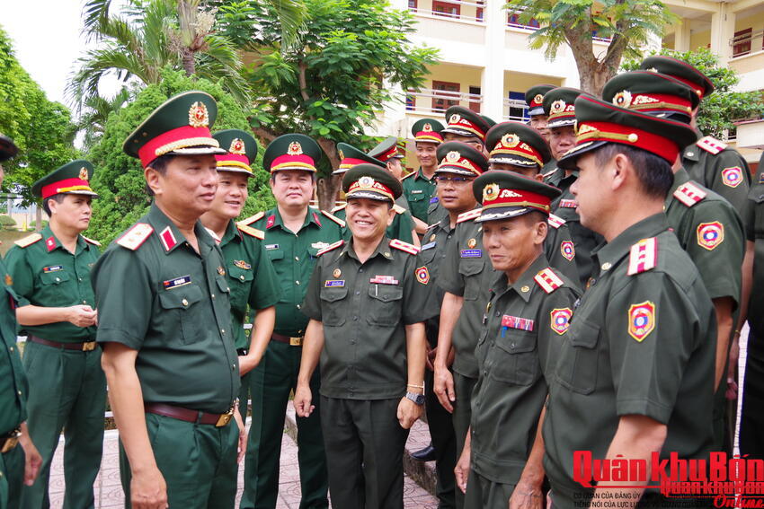 Tư lệnh Quân khu 4 động viên cán bộ Quân đội nhân dân Lào tham gia tập huấn.