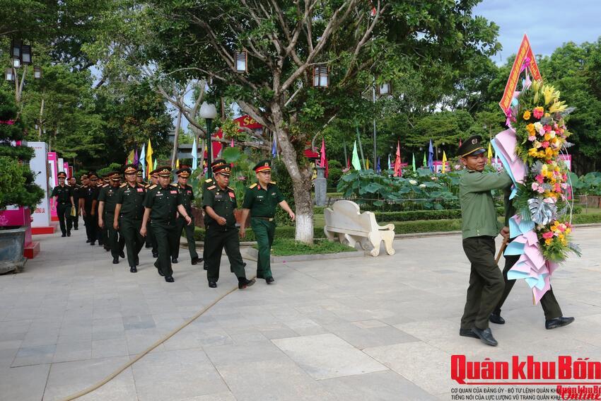 Đoàn công tác Quân đội Nhân dân Lào dâng hoa, dâng hương tưởng niệm Chủ tịch Hồ Chí Minh
