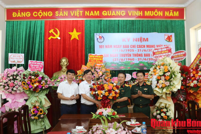 Các cơ quan, đơn vị chúc mừng Báo Quân khu Bốn