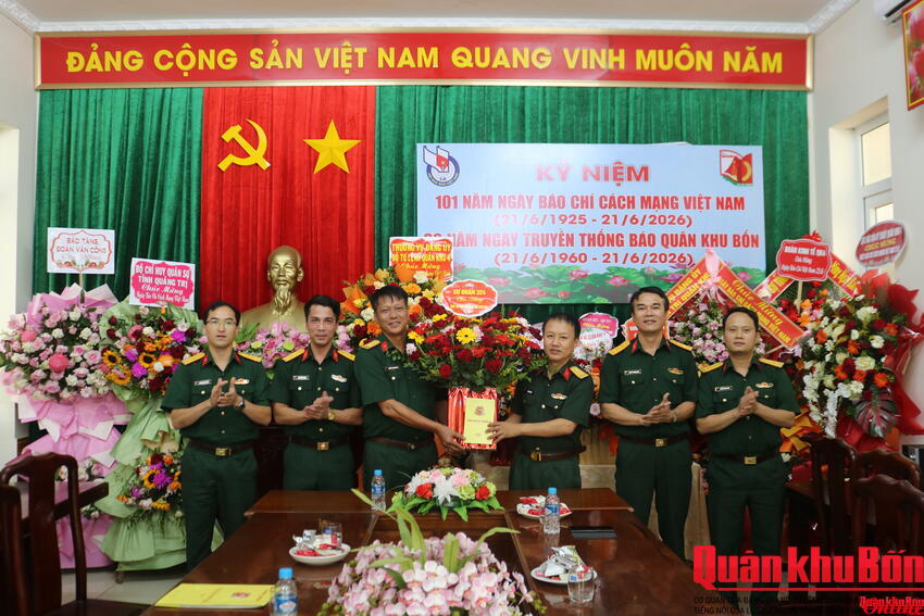 Các đơn vị chúc mừng Báo Quân khu 4