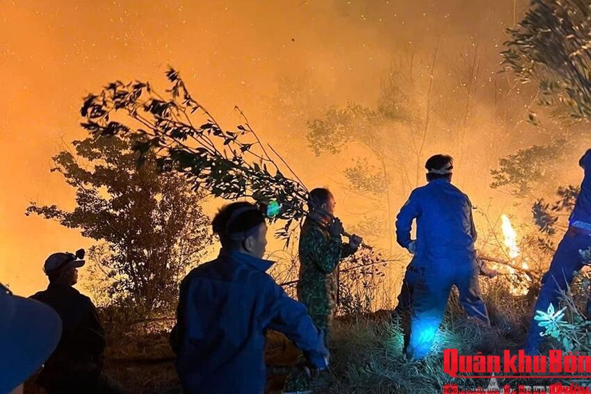 Bộ Chỉ huy Quân sự tỉnh Nghệ An tăng cường lực lượng khống chế cháy rừng tại xã Thiên Nhẫn