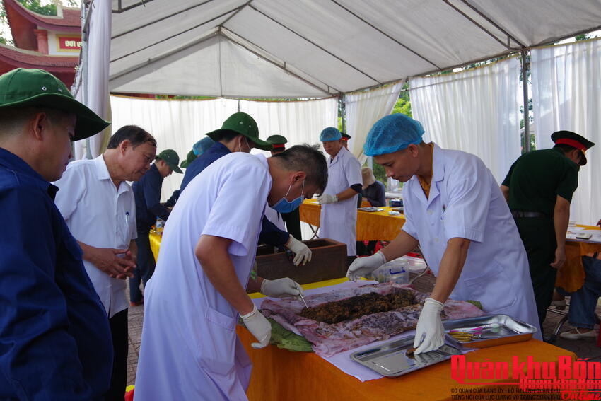 Hà Tĩnh: Lấy mẫu xác định danh tính hài cốt liệt sĩ tại Nghĩa trang liệt sĩ Thạch Hà